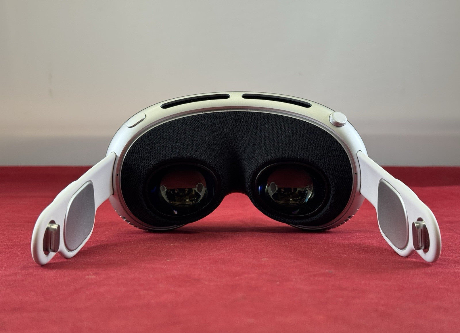 Apple Vision Pro VR Headset w/ Original Box 256GB - MQL83LL/A - Image 6