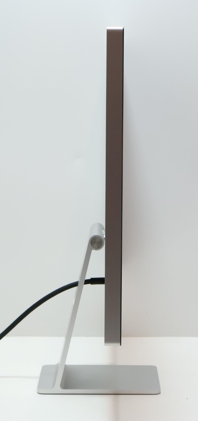 Apple Studio Display 5K Retina 27" MK0U3LL/A - Standard Tilt Stand - Image 10